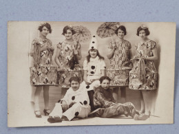 Carte Photo , Costume Et Robes , Groupe De 5 Femmes Et 2 Jeunes Hommes - Zu Identifizieren