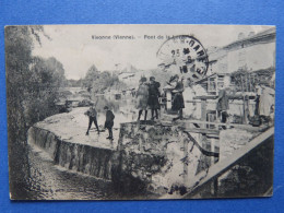 CPA (86) VIVONNE Pont De La Levée Avec Enfants Traversant Sur Une Planche Au Dessus De L'eau (animée) - Vivonne