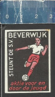 STEUNT DE S.V. BEVERWIJK (FOOTBALL PLAYER SOCCER VOETBAL) Weerter Dutch Matchbox Label THE NETHERLANDS - Boites D'allumettes - Etiquettes