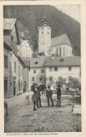 E1502) HALLSTATT - Blick Auf Die Katholische Kirche U. Gasthof Zur POST - Männer In Tracht Im Vordergrund ALT ! 1913 - Hallstatt