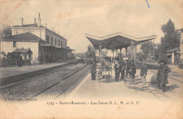 CPA 83 SAINT RAPHAEL  / LES GARES P.L.M. ET S.F. / TRAIN - Saint-Raphaël