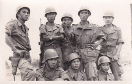 LAOS Carte Photo Militaires Laotiens Parachutistes ? Soldats Indochinois Guerre D'Indochine Vietnam Militaria Vietnamien - Laos