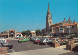 CHANTONNAY (Vendée): La Place De La Liberté Et L'église - Parking - Chantonnay