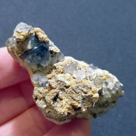 #W45 - Blau-Schwarz Und Apfelgrüne QUARZ "Beta" Kristalle (Italien) - Minéraux