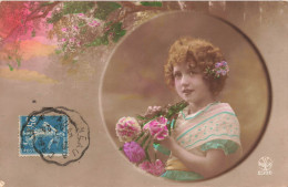 ENFANTS - Une Fille Tenant Un Bouquet De Fleurs - Colorisé - Carte Postale Ancienne - Portraits