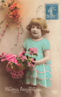 FETES ET VOEUX - Anniversaire - Une Fille Tenant Un Panier De Fleurs - Colorisé - Carte Postale Ancienne - Verjaardag