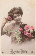 FETES ET VOEUX - Anniversaire - Une Femme Tenant Un Bouquet De Roses - Colorisé - Carte Postale Ancienne - Otros & Sin Clasificación