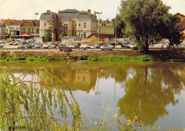 71 - Gueugnon - L'Arroux - Au Fond, L'Hôtel De Ville - Gueugnon