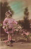 ENFANTS - Une Petite Fille Avec Un Brouette Pleine De Fleurs - Colorisé - Carte Postale Ancienne - Abbildungen