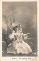 FANTAISIES - Une Femme Assise Sur Un Rocher Dans La Forêt - Carte Postale Ancienne - Mujeres