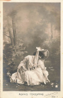 FANTAISIES - Une Femme Cueillant Des Fleurs Dans Les Bois - Carte Postale Ancienne - Mujeres