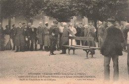 FRANCE - Besançon - L'Adjudant Servan Dans La Cour De L'Hôpital, Venant D'être Décoré  - Carte Postale Ancienne - Besancon