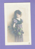 XB1135 JEUNE FILLE, ENFANT, GIRL FAMOUS CHILDMODEL GRETE REINWALD  WITH GRAPE HAIR DECORATION - Portraits