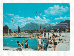 CPM. 15 X 10,5  -  LA  ROCHE  SUR  FORON  -  La Piscine Dans Son Cadre De Montagnes - La Roche-sur-Foron