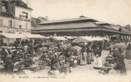 Meaux * Place Et Le Marché Aux Fruits * Foire Marchands - Meaux