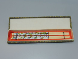 - BOITE ANCIENNE AVEC 4 BAGUETTES CHINOISES TIGES FLEURS EMAIL Cloisonné    E - Asian Art