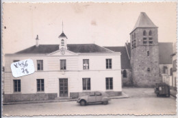 LES ESSARTS-LE-ROI- MAIRIE ET EGLISE- BELLE 2 CV CITROEN- 1951 - Les Essarts Le Roi