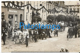 221404 LATVIA LETONIA COSTUMES CART A COW AND PEOPLE PHOTOGRAPHER FRITZ MARTINI POSTAL POSTCARD - Lettonie