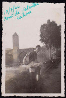 Jolie Photographie D'un Homme à Vélo Devant Le Pont Valentré De Cahors, Le 17 7 1944, Ww2, 5,8 X 8,6 Cm - Ohne Zuordnung