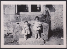 Jolie Photographie D'enfants Près D'un Vieux Bassin à Harmonville Ou Hamonville En 1949, 9 X 6,5 Cm - Ohne Zuordnung