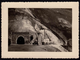 Jolie Photographie D'un Homme Et Sa Voiture Devant Un Tunnel Au Col Du Galibier, Panneau Routier, 10,1  X 7,4 Cm - Ohne Zuordnung