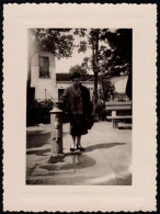 Jolie Photographie D'une Femme Devant Une Fontaine à Courbevoie, Haute Savoie, En 1954, 8 X 10,7 Cm - Ohne Zuordnung