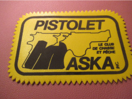 Sport/ Tir/ Ecusson Plastique/ Canada-Quebec/Club De Chasse Et Pêche/Pistolet MASKA/ Vers 1980-1995             ET615 - Blazoenen (textiel)