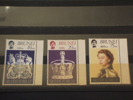 BRUNEI - 1977 SILVER GIUBILEE REGINA 3 VALORI - NUOVI(++) - Brunei (...-1984)