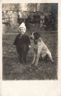 ENFANTS - Un Bébé Avec Un Chien Assis à Ses Côtés - Carte Postale Ancienne - Andere & Zonder Classificatie