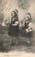 FRANCE - Jeunes Auvergnates - Petites Filles En Tenues Traditionnelles - Sabots - Carte Postale Ancienne - Clermont Ferrand