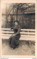 CARTE PHOTO NON IDENTIFIEE REPRESENTANT UNE FEMME ASSISE SUR UN BANC - A Identifier