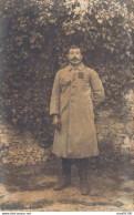 CARTE PHOTO NON IDENTIFIEE REPRESENTANT UN SOLDAT A GROSSE MOUSTACHE POSANT DANS UN JARDIN - A Identifier