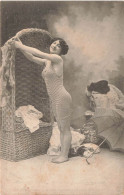 FANTAISIE - Femme - Femme Portant Un Maillot De Bain - Dos Non Divisé - Carte Postale Ancienne - Women