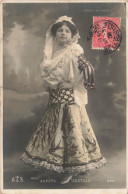 MODE - Aurora Castillo - Femme Avec Une Jupe Brodée Et Un Voile - Dos Non Divisé - Carte Postale Ancienne - Moda