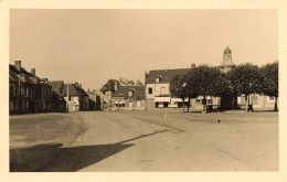 Droué * Carte Photo * La Place Du Village - Droue