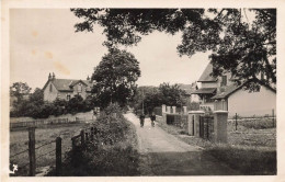 Montbard * Allée De Corcelotte * Villageois - Montbard