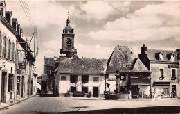 CHATEAUNEUF DU FAOU - Place De La Pompe  ( Années 50 ) Edts REMA - Châteauneuf-du-Faou