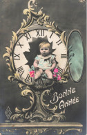 Surréalisme * Carte Photo Photo Montage * Enfant Bébé Dans Une Horloge Ancienne * Montre * Photographie Photographe - Photographs