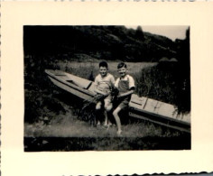 Juillet 1954 Oudon : 2 Enfants à La Pêche Et Barque Sur Les Bords De Oudon - Oudon