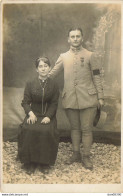 CARTE PHOTO NON IDENTIFIEE REPRESENTANT UN SOLDAT MEDAILLE N° 80 SUR LE COL DEBOUT PRES D'UNE FEMME ASSISE - A Identifier