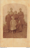 CARTE PHOTO NON IDENTIFIEE REPRESENTANT UNE FEMME ET QUATRE FILLES - A Identifier