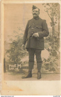 CARTE PHOTO NON IDENTIFIEE REPRESENTANT UN SOLDAT A GROSSE MOUSTACHE TENANT SES GANTS - A Identifier