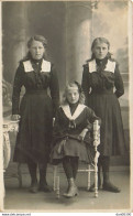 CARTE PHOTO NON IDENTIFIEE REPRESENTANT TROIS JEUNES FILLES HABILLEES A L'IDENTIQUE TROIS SOEURS - A Identifier