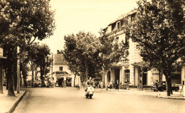 Chatelaillon * L'Hôtel MAJESTIC Et Rue Carnot * Scooter Vespa * Villageois - Châtelaillon-Plage