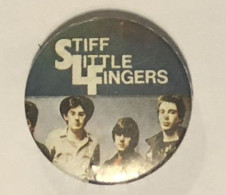 Badge Vintage - Groupe De Rock Irlandais - Stiff Little Fingers - Objets Dérivés