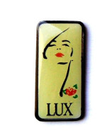 GA34 Pin's Perfume Cosmétique Parfum LUX Pin'ups Fleur Rose Achat Immédiat Immédiat - Perfumes