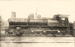 Train Locomotive Machine N°2243 * Carte Photo * Chemin De Fer * Cheminot Dépôt Gare - Eisenbahnen