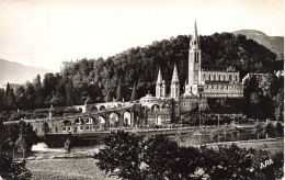 FRANCE - Lourdes - La Basilique Vue De La Chapelle Des Carmélites - Carte Postale Ancienne - Lourdes