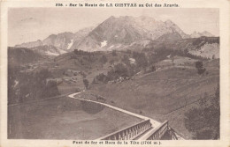 La Giettaz * La Route Du Village Et Le Col Des Aravis * Cachet Chalet Hôtel Au Dos - Andere & Zonder Classificatie