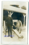 Carte Photo Originale Militaria - Soldat Militaire Avec Fusil Devant Un Canon De 75 - War 1914-18